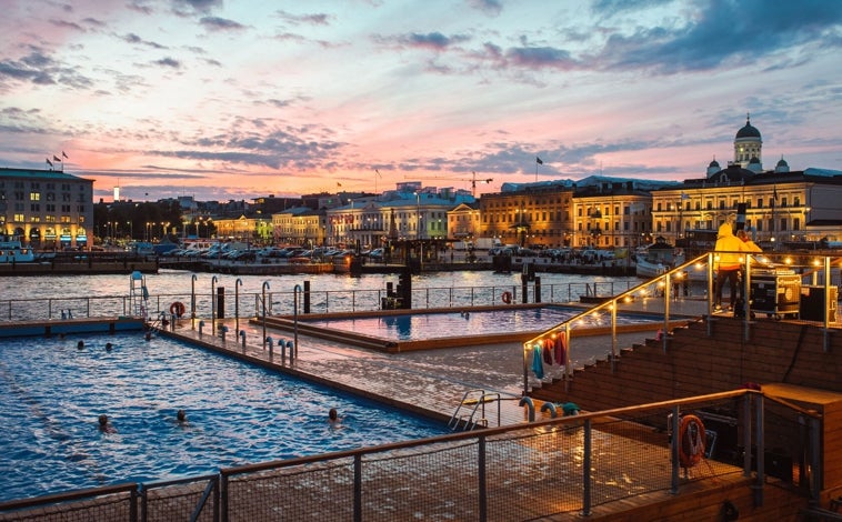 Imagen principal - El Allas Sea Pool (en la foto superior) es un espacio junto al mar donde hay cabañas de sauna, una piscina de agua a temperatura ambiente (casi congelada en invierno) y otra de agua caliente, a 26-27 grados. Sobre estas líneas, el baño en agua fría después del calor de la sauna. A la derecha, una zona de estar y conversar en la sauna Löyly Helsinki, en Helsinki.