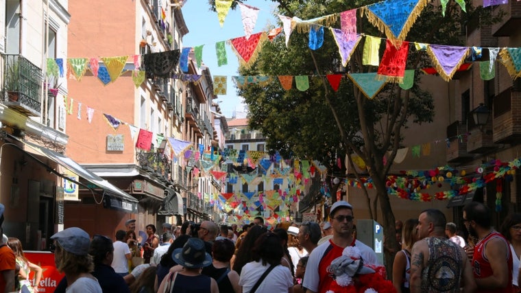 Gente celebrando las fiestas de la Virgen de la Paloma