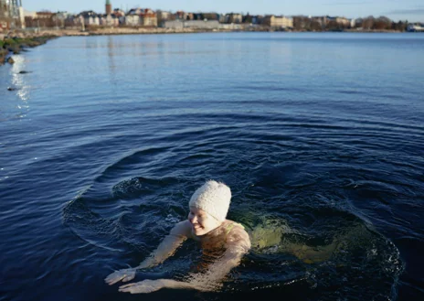 Imagen secundaria 1 - El Allas Sea Pool (en la foto superior) es un espacio junto al mar donde hay cabañas de sauna, una piscina de agua a temperatura ambiente (casi congelada en invierno) y otra de agua caliente, a 26-27 grados. Sobre estas líneas, el baño en agua fría después del calor de la sauna. A la derecha, una zona de estar y conversar en la sauna Löyly Helsinki, en Helsinki.