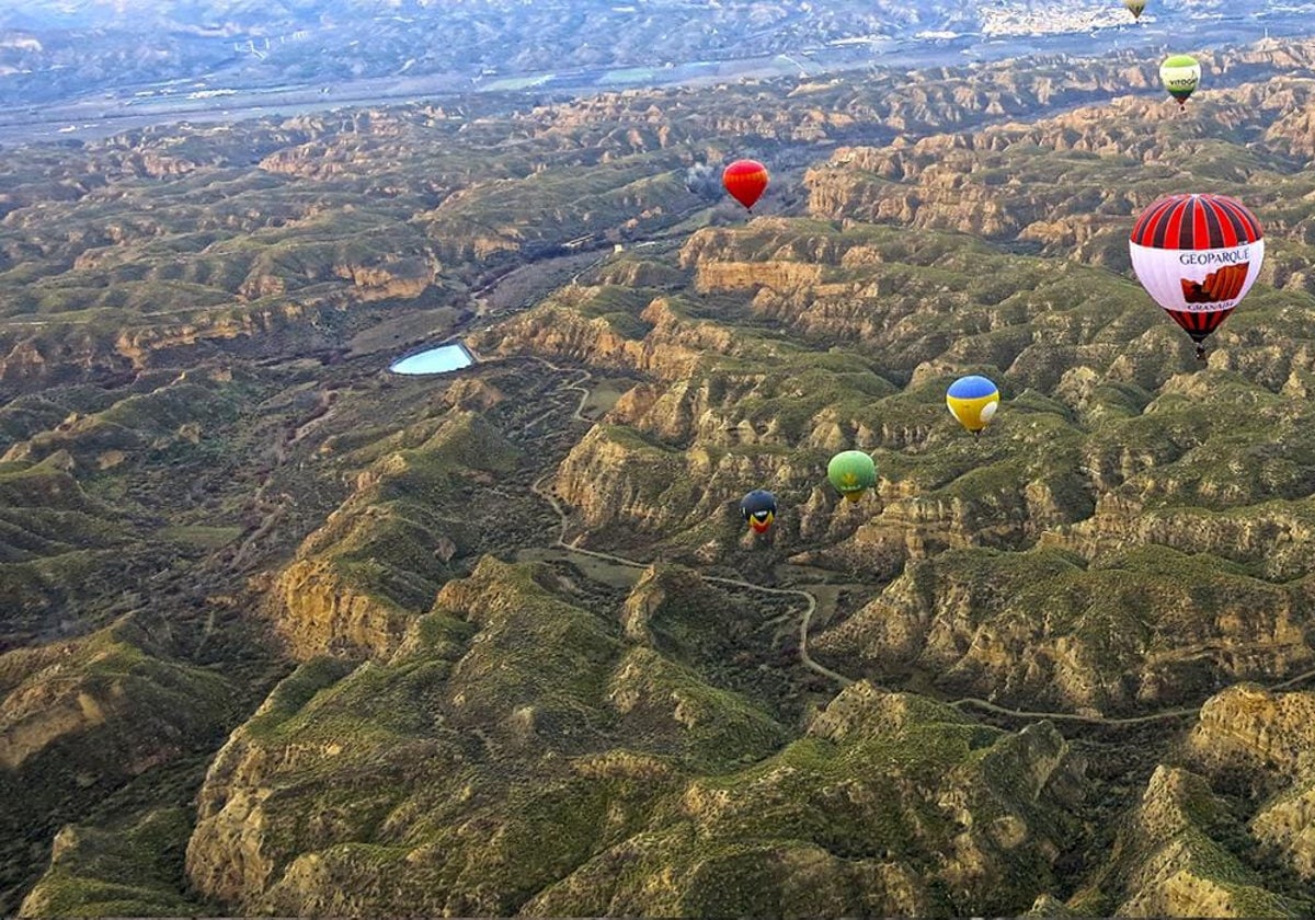 Sobrevolar la zona en globo es uno de los alicientes para visitar el geoparque, pero no el único