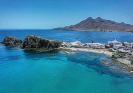 La 'pequeña Mykonos' andaluza: así es el bonito pueblo de aguas cristalinas que parece sacado de un cuento