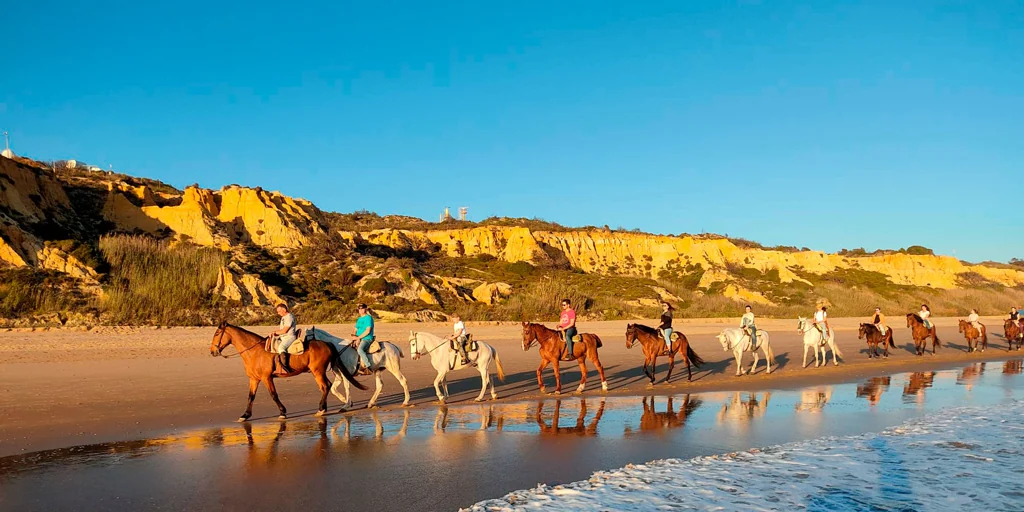 Cinco rutas a caballo por las playas de Andalucía para ver atardeceres espectaculares