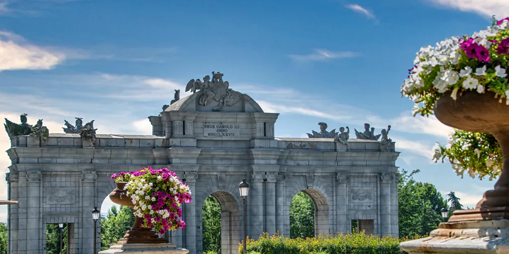 Todo lo que no sabías de la Puerta de Alcalá, escenario de la Semana de la Moda de Madrid 2024