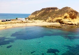 Esta es la playa de Almería conocida por sus aguas transparentes y calas naturales