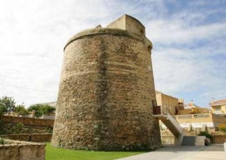 Imagen secundaria 1 - Arriba, los restos de la torre del Río de Oro; abajo a la izquierda, la torre Umbría, en Punta Umbría, y a la derecha la torre Carbonero, en Matalascañas