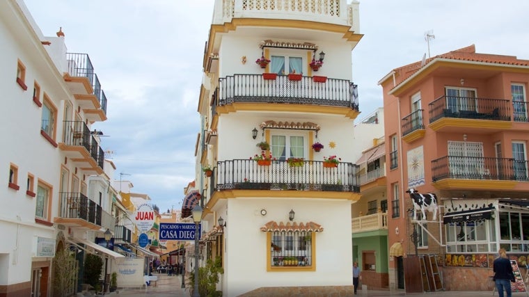 Pasear por el dédalo de calles que forman La Carihuela resulta un placer en cualquier época del año