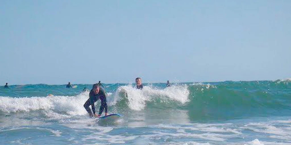 Ni Tarifa ni El Palmar: esta es la mejor playa para surfear en Andalucía