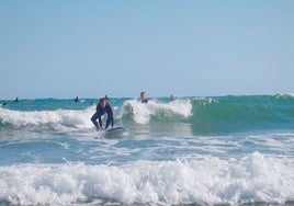 Ni Tarifa ni El Palmar: esta es la mejor playa para surfear en Andalucía