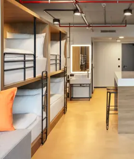 Imagen secundaria 2 - El precio de las 134 habitaciones del Reverb Hotel oscila desde 180 euros por una habitación clásica, con comodidades que incluyen un televisor de pantalla plana de 55 pulgadas y el asistente Alexa, hasta 269 euros por una suite con vistas panorámicas a la ciudad