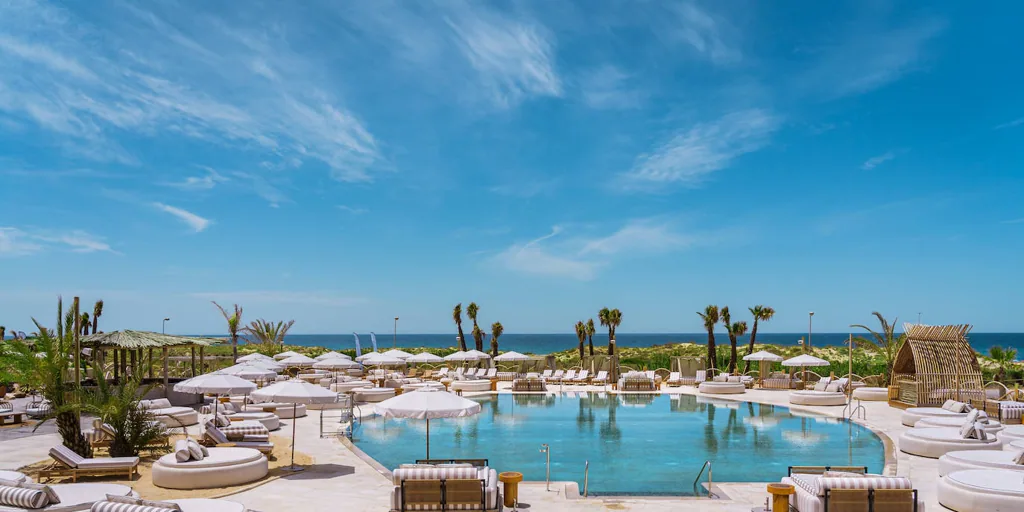 Así es el nuevo club de playa de El Palmar donde se puede comer y pasar todo el día