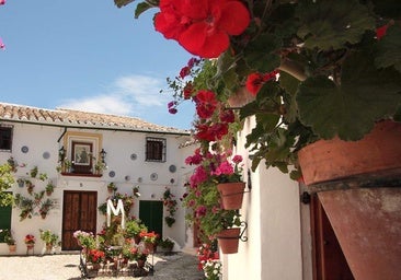 El pueblo blanco de Córdoba con calles de flores que parece sacado de una postal