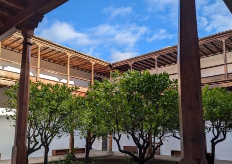 Imagen secundaria 1 - En la foto superior, el centro de Santa Cruz de La Palma, donde se conserva la arquitectura tradicional. Sobre estas líneas, el Museo Insular. A la derecha, El Café de Don Manuel, en la calle Anselmo Pérez de Brito. 