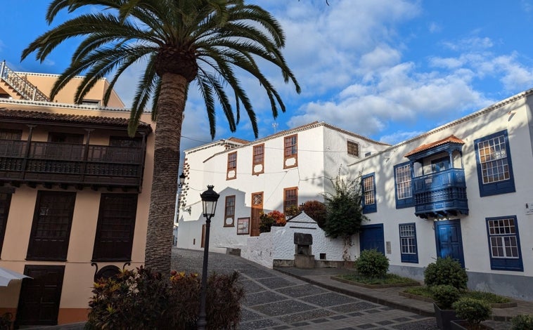 Imagen principal - En la foto superior, el centro de Santa Cruz de La Palma, donde se conserva la arquitectura tradicional. Sobre estas líneas, el Museo Insular. A la derecha, El Café de Don Manuel, en la calle Anselmo Pérez de Brito. 