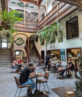 Imagen secundaria 2 - En la foto superior, el centro de Santa Cruz de La Palma, donde se conserva la arquitectura tradicional. Sobre estas líneas, el Museo Insular. A la derecha, El Café de Don Manuel, en la calle Anselmo Pérez de Brito. 