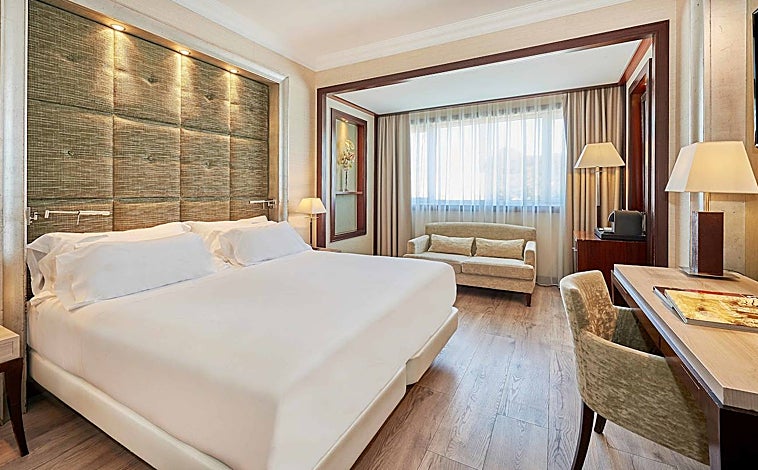 Imagen principal - Una de las suites del hotel NH Collection A Coruña Finisterre, uno de sus salones de fiesta -el más grande es Victoria y tiene una gran lámpara en el centro- y uno de los platos de Novo, de cocina gallega moderna y producto fresco del día.