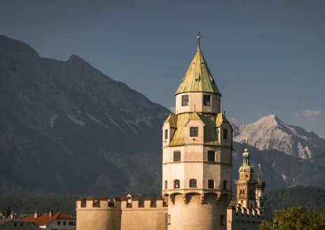 Imagen secundaria 1 - En la foto superior, la fiesta mediaval en Hall Wattens. Debajo, la Torre de la Moneda y un rincón del Museo Münze Hall Castillo de Hasegg