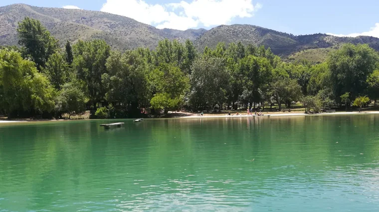 En La Playita es posible disfrutar de un baño entre montañas sin mancharnos los pies de arena