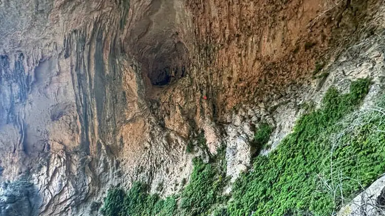 Imagen de la Virgen de Tíscar al fondo