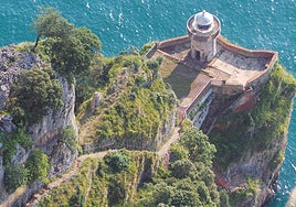 El espectacular faro de los 763 escalones que hay que bajar... y subir