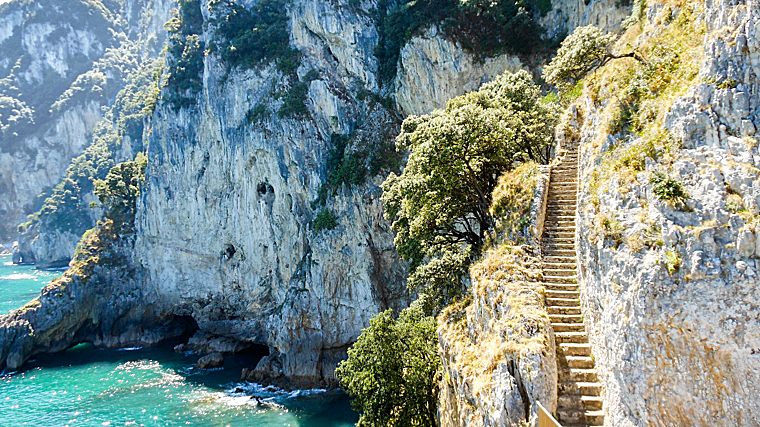 Para llegar al faro hay que bajar 763 escalones