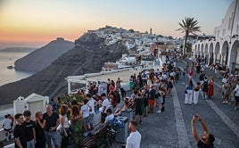 Turistas en Fira, la capital de Santorini, este verano