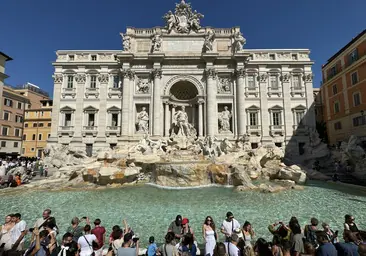 Ver de cerca la Fontana di Trevi y lanzar una moneda ya tiene precio: dos euros