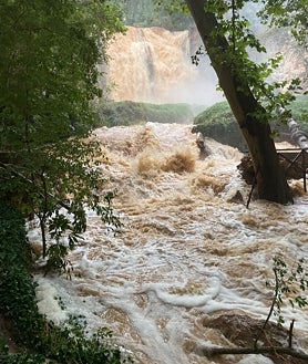 Imagen secundaria 2 - lLas fotos dan una idea de la crecida del 5 de septiembre, en la Cola de Caballo y Gruta Iris (sobre estas líneas, a la izquierda) y en la cascada Caprichosa.