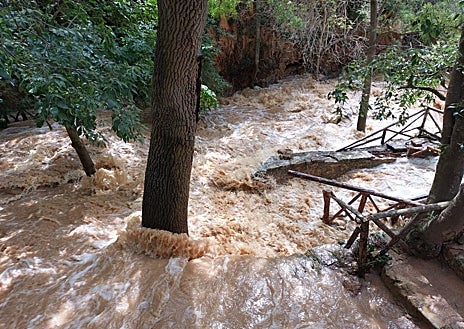 Imagen secundaria 1 - lLas fotos dan una idea de la crecida del 5 de septiembre, en la Cola de Caballo y Gruta Iris (sobre estas líneas, a la izquierda) y en la cascada Caprichosa.