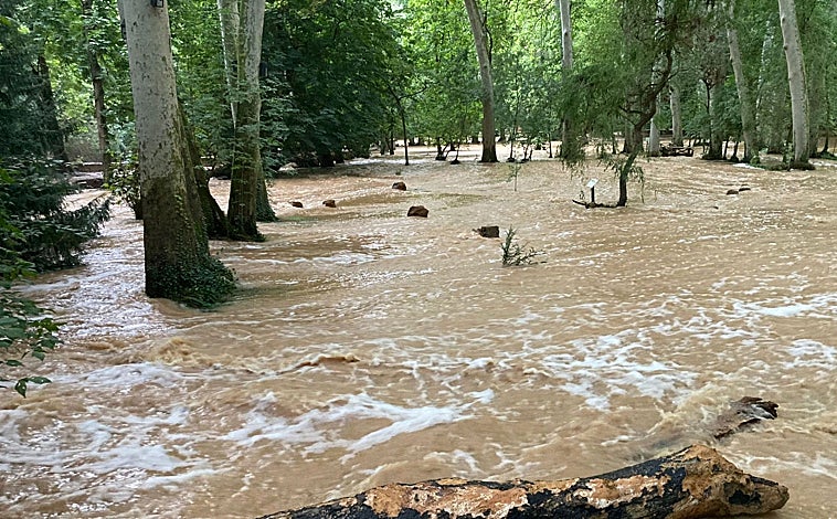 Imagen principal - lLas fotos dan una idea de la crecida del 5 de septiembre, en la Cola de Caballo y Gruta Iris (sobre estas líneas, a la izquierda) y en la cascada Caprichosa.