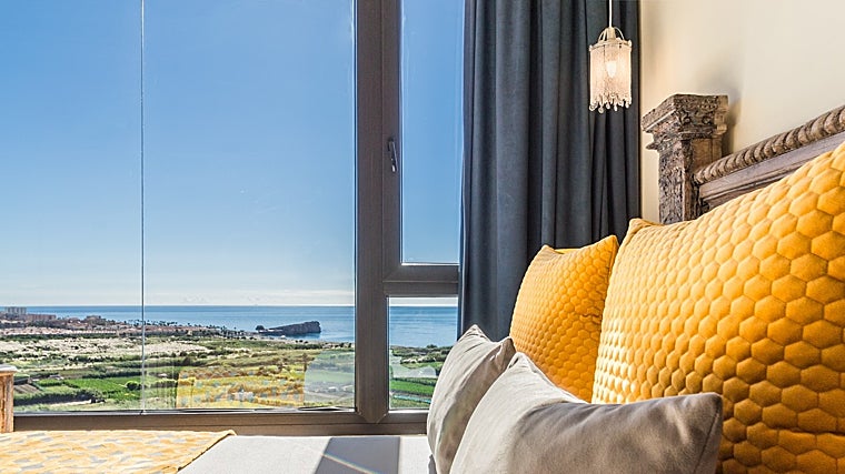 Las habitaciones tienen balcón privado y vistas al mar