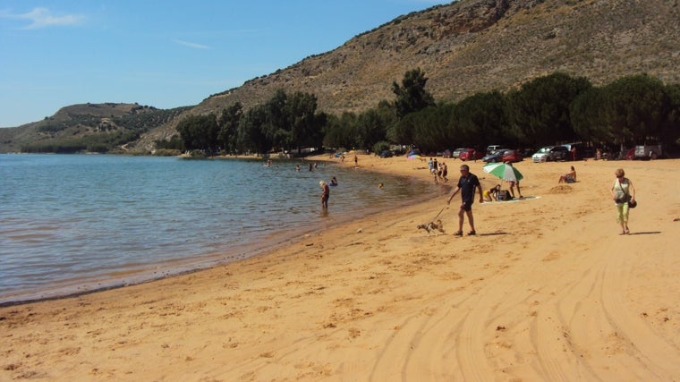 En esta playa de interior se pueden llevar a cabo numerosas actividades y deportes náuticos