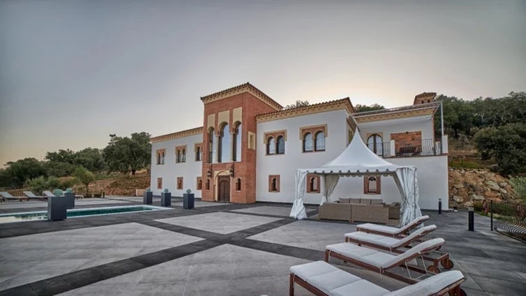 Así es la casa palacio con piscina infinita que se esconde en la sierra de Huelva