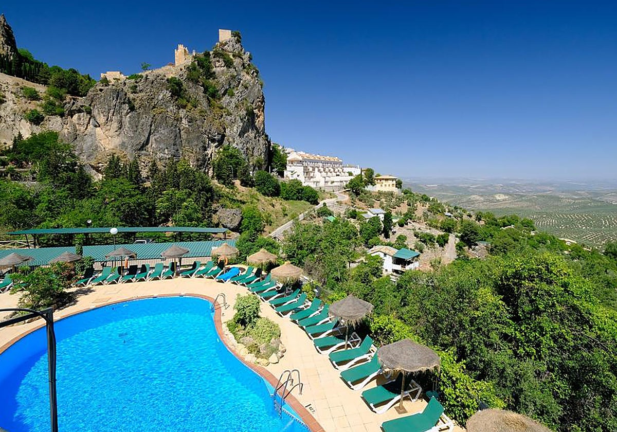 Piscina exterior del hotel