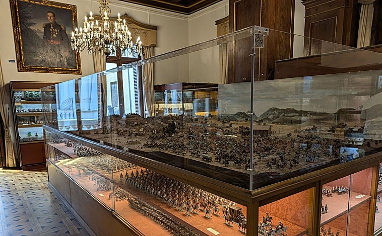 Imagen principal - L'Iber Museo de los Soldaditos de Plomo se halla en la planta noble del Palacio de los Marqueses de Malferit (a la derecha, el patio). Sobre estas líneas, Alejandro Noguera, familia que compró el edificio en 1945. El padre de Alejandro, Álvaro, un economista y empresario muy conocido en Valencia, tenía una enorme colección de miniaturas, base esencial del actual museo, inaugurado en 2006.