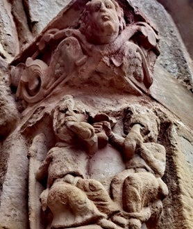 Imagen secundaria 2 - En la foto superior, el Panteon del Real Monasterio Nájera. Sobre estas líneas, el Poema Najerino del Camino Riojano: «Polvo, barro, sol y lluvia es Camino de Santiago...». A la derecha, peregrinos tomando vino en el capitel del Monasterio San Juan de Acre