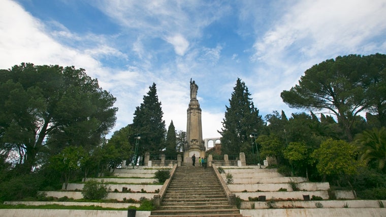 Dentro del complejo se puede contemplar el monumento dedicado al Sagrado Corazón de Jesús