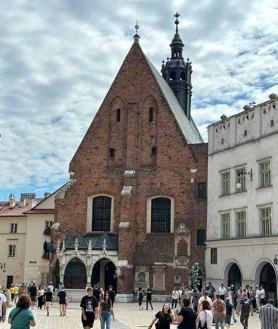 Imagen secundaria 2 - En la foto superior, la iglesia de San Adalberto, ubicada en la plaza del Mercado. Sobre estas líneas, a la izquierda, el moderno puente de Bernatek sobre el río Vístula. A la derecha, la iglesia de Santa Bárbara, situada en el lateral derecho de la basílica de Santa María