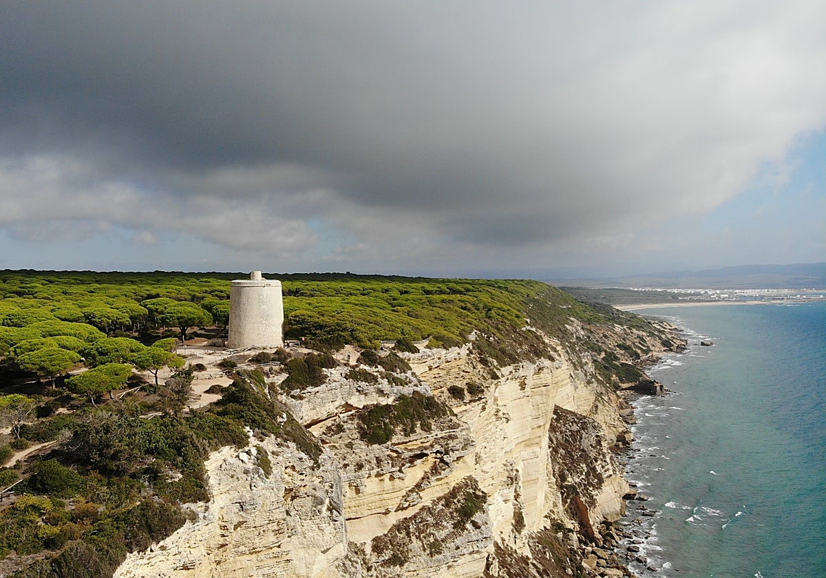 Torre del Tajo en lo alto de los acantilados del Parque Natural La Breña y Marismas del Barbate