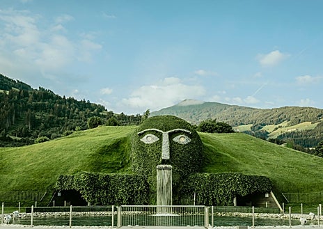 Imagen secundaria 1 - The Art of Performance celebra la relación duradera de Swarovski con los mejores artistas y creativos de Hollywood. Sobre estas líneas, a la izquierda, el gigante de los mundos de cristal de Swarovski.