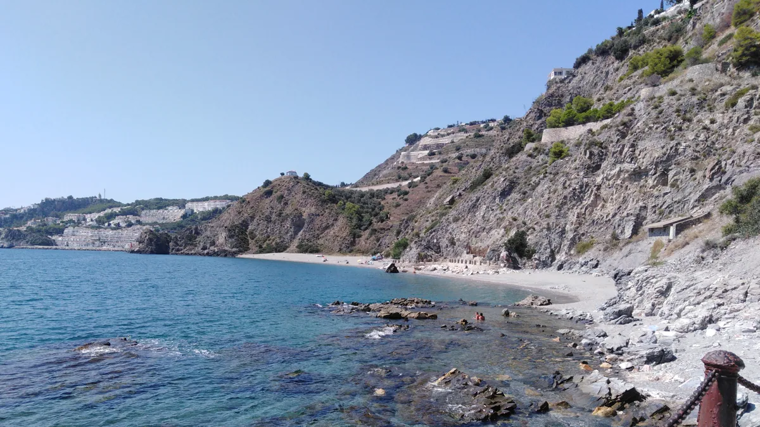 La playa de El Muerto es la de acceso más complicado y no tiene chiringuitos, así que es la menos concurrida