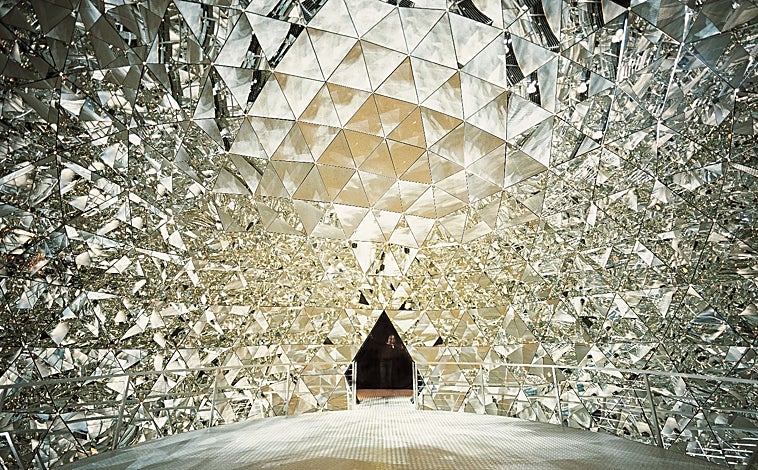 Imagen principal - En la Cúpula de Cristal el visitante cree que está dentro de un cristal con 595 espejos que crean un efecto de profundidad especial. Sobre estas líneas, a la derecha, la torre de juegos de los Mundos de Cristal de Swarovski.