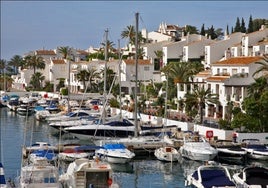 No es Menorca: así es el precioso pueblo costero andaluz con casas blancas