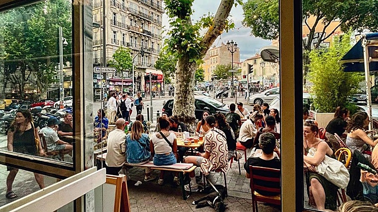 Terraza de La Nena, un restaurante español (asturiano) en Notre-Dame du Mont