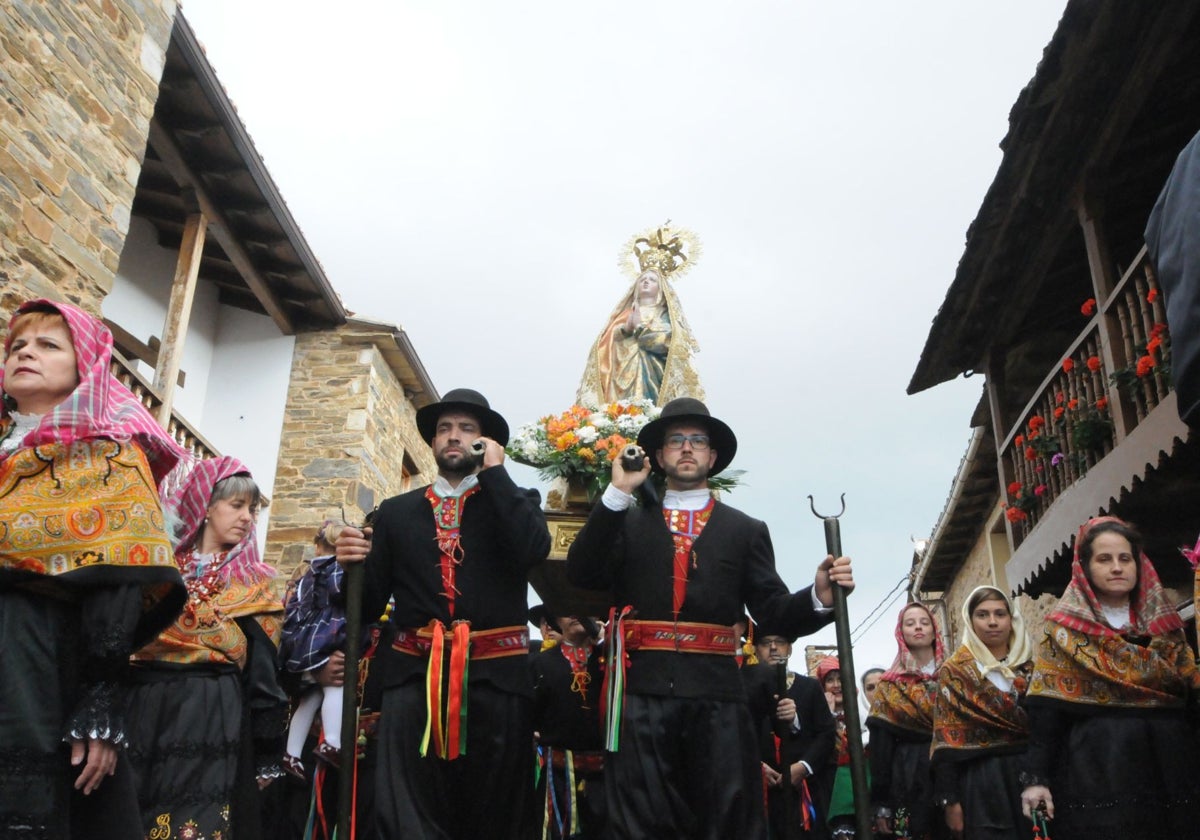 Procesión en Luyego, en la romería de la Maragatería