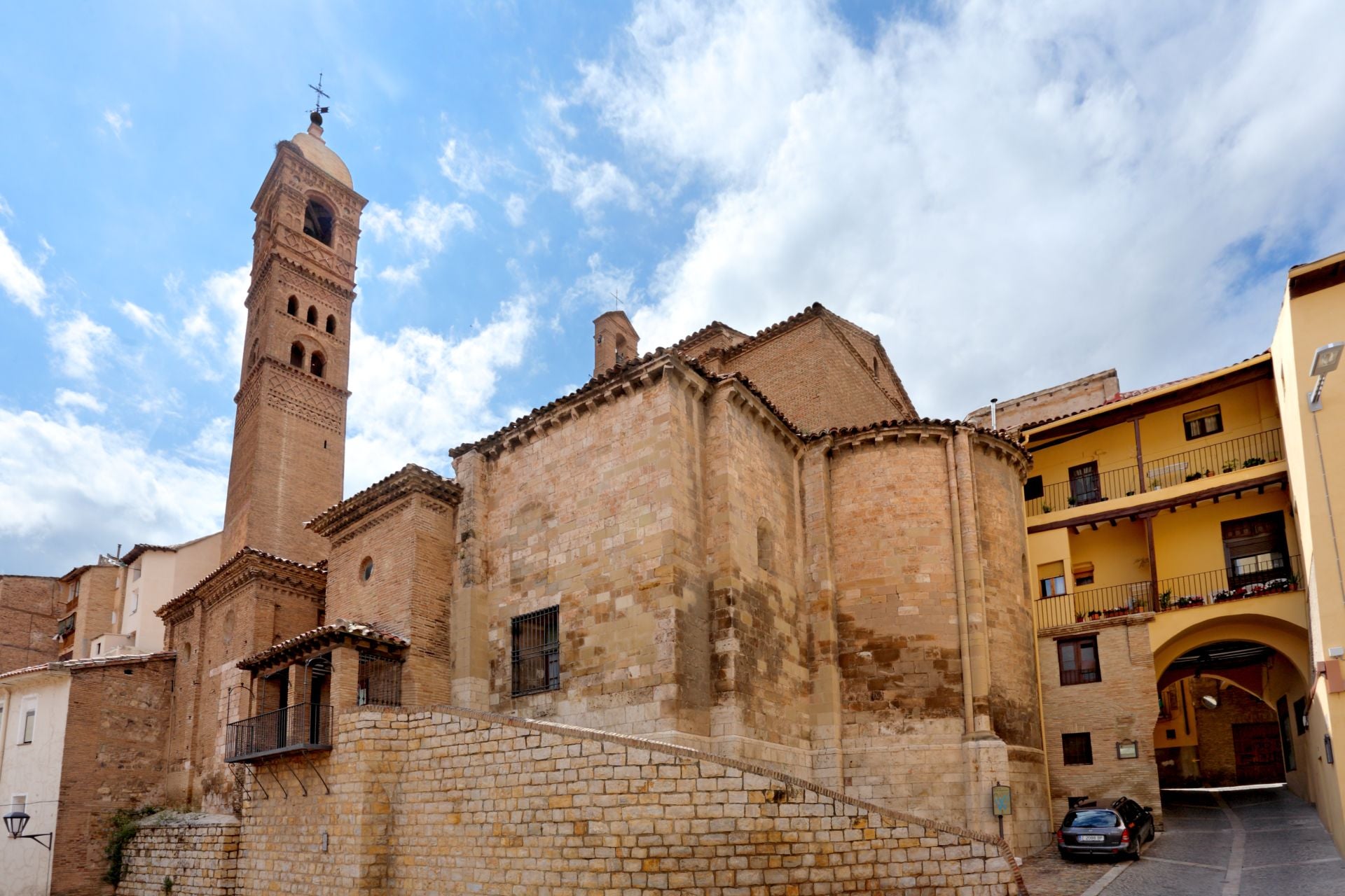 Muy próxima al Palacio Episcopal, Santa María Magdalena fue la iglesia principal en tiempos de los visigodos. Convertida en mezquita en la dominación árabe, fue la parroquia de la nobleza turiasonense tras de la Reconquista de la ciudad por El Batallador en 1119 y fortaleza en tiempos de luchas. En ella se celebraron Cortes del Reino, en su puerta se verificaban las subastas oficiales y en su plaza se reunía el Concejo Municipal. Reconstruida tras la guerra de los dos Pedros (1356 – 1361), los elementos constructivos más antiguos conservados son románicos.