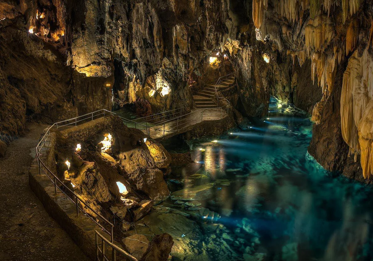 Imagen del Gran Lago de la Gruta de las Maravillas de Aracena