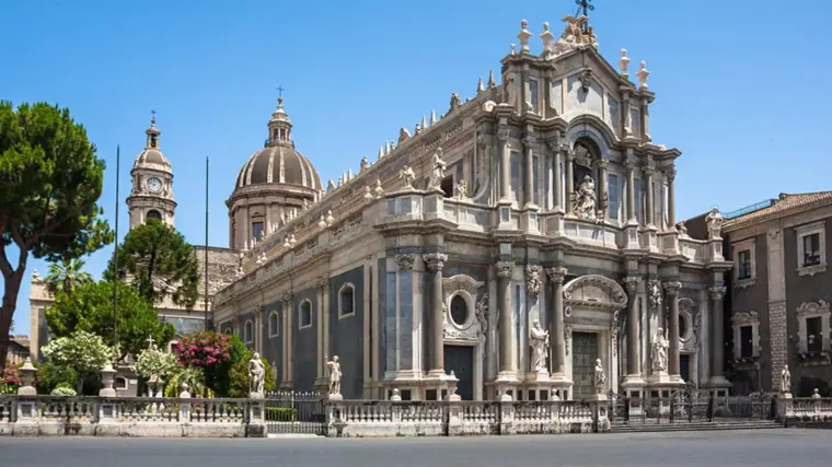 Catania es una maravillosa ciudad que se encuentra situada en el este de la isla italiana de Sicilia