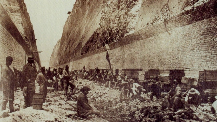 Construcción del Canal de Corinto, que finalmente se inauguró en 1893