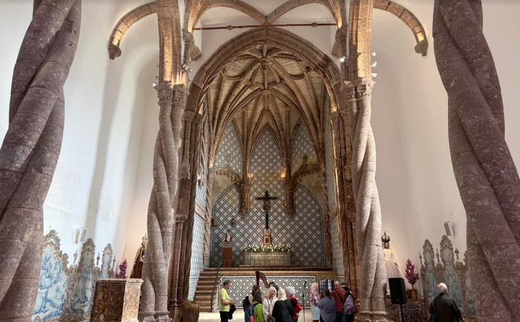 Imagen principal - Detalle de columnas de brecha, ventanas que simbolizan la vida y la muerte y paneles de azulejos de los laterales  de la iglesia