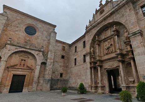 Imagen secundaria 1 - En la foto superior, Cenotafio de San Millán, del siglo XII, en el monasterio de Suso, y los tres altares más antiguos de España. Junto a estas líneas, el monasterio de Yuso. A la derecha, arcos visigodos y de herradura y bóvedas de estilo califal en el monasterio de Suso